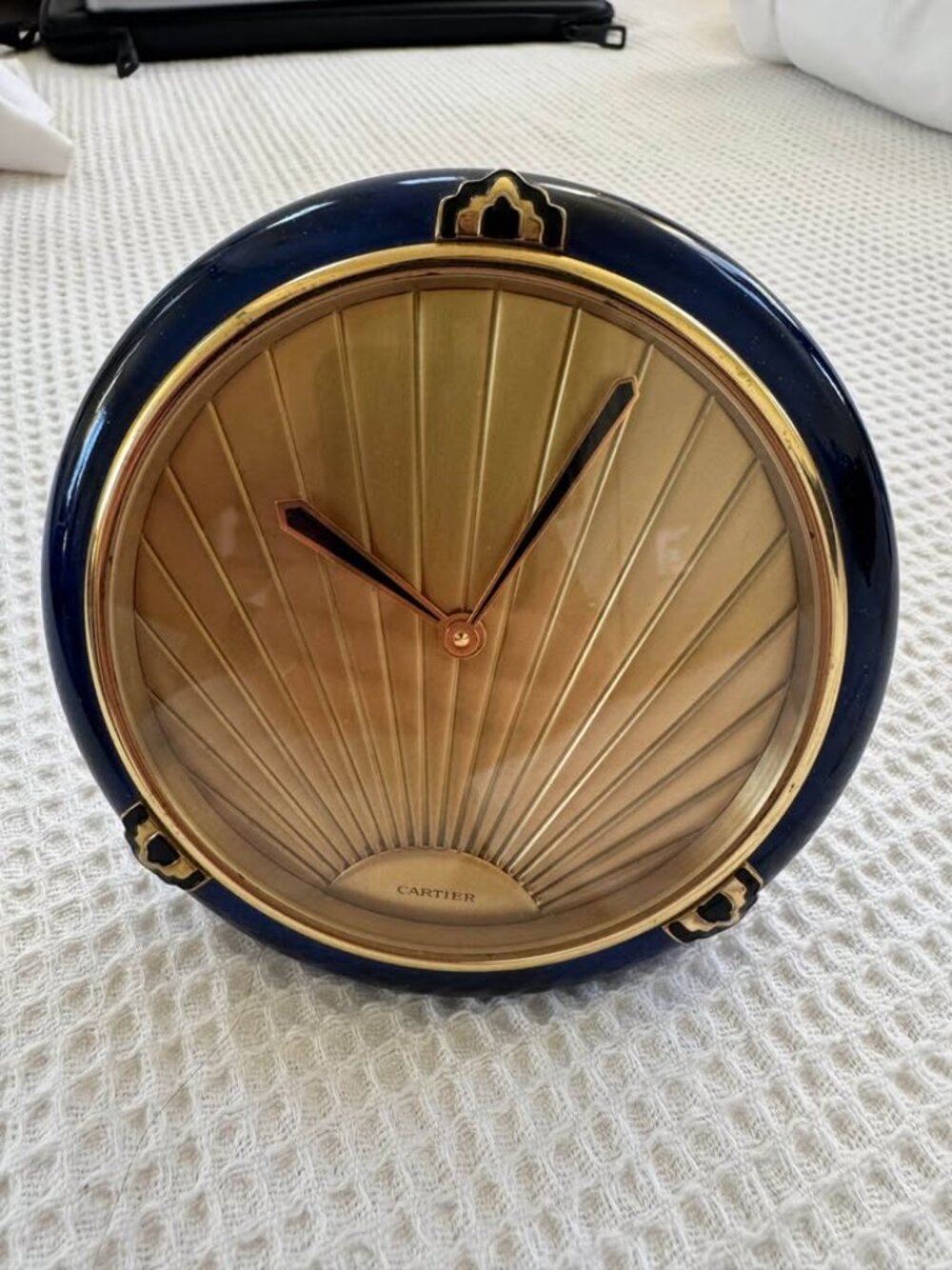 CARTIER MUST DE CARTIER GILT AND BLUE LACQUER DESK CLOCK
